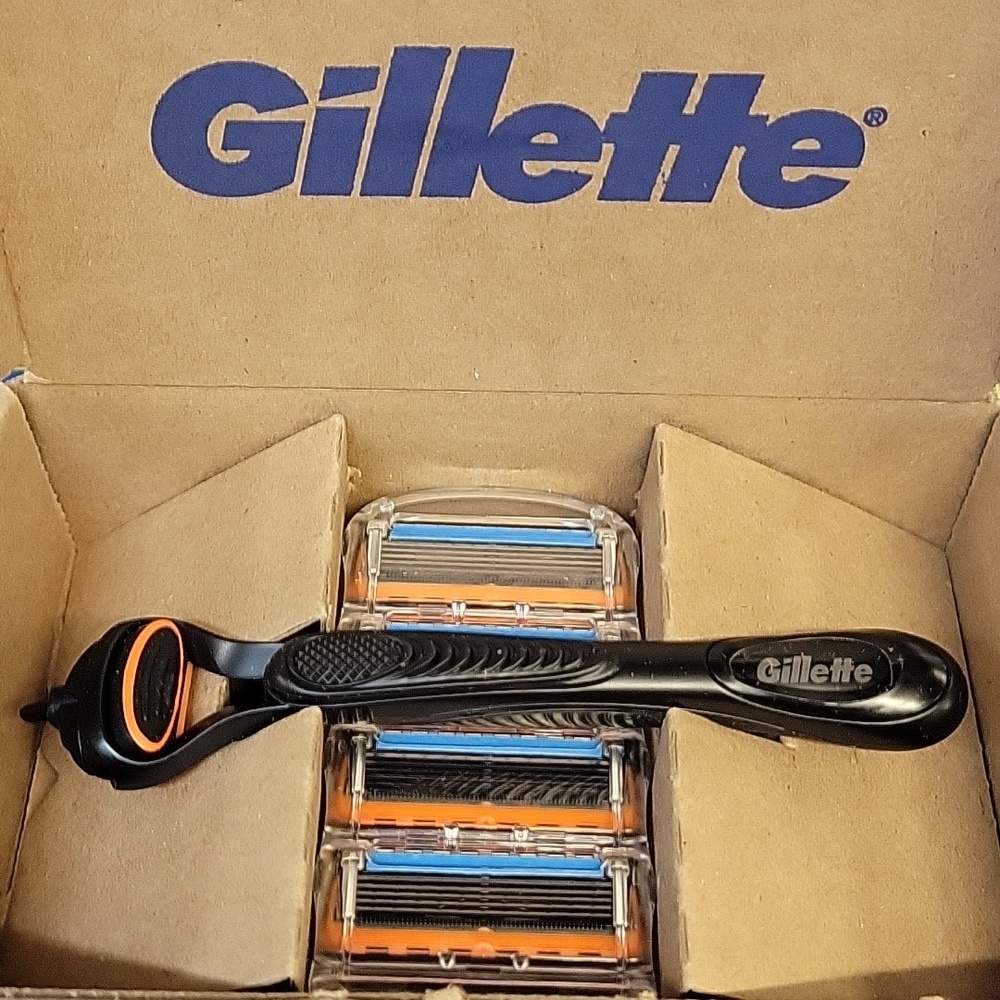 Gillette Fusion5 razor set containing one handle & four blade refill New in Box